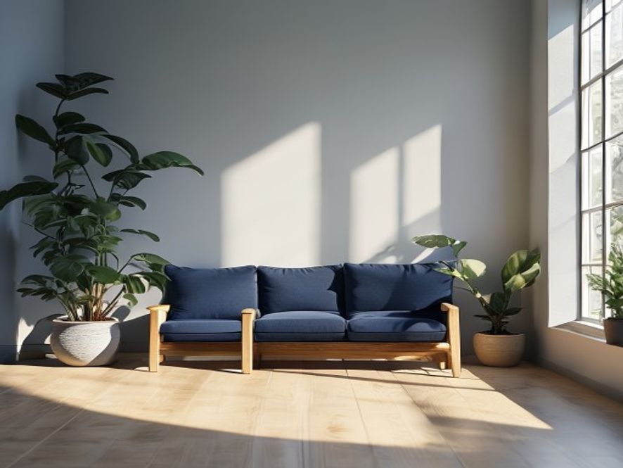 Rent arbeidsbord med plantefibiger ved vinduet som blir lys av kveldssolen